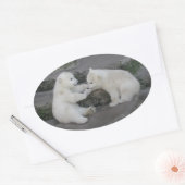 Zwei Eisbärenjungen Ovaler Aufkleber (Umschlag)