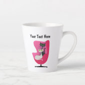 Zwei elegante Katzen aus dem Mittelalter mit rosa Milchtasse (Rechts)