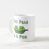 Zwei Erbsen in einem Pod Kaffeetasse (Vorderseite Links)