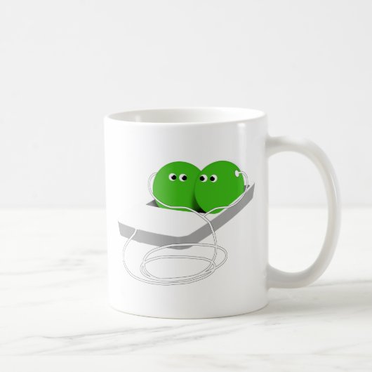 Zwei Erbsen in einem Pod Kaffeetasse (Rechts)