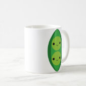 Zwei Erbsen in einer Hülse - Vertikale Kaffeetasse (VorderseiteRechts)