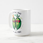Zwei Erbsen in einer Liebe Pod Adorable Valentines Kaffeetasse (Vorderseite Links)