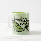 Zwei Erbsen in einer Pod-Tasse Zweifarbige Tasse (Vorderseite Links)