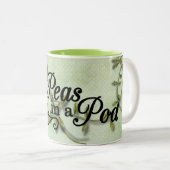 Zwei Erbsen in einer Pod-Tasse Zweifarbige Tasse (VorderseiteRechts)