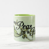 Zwei Erbsen in einer Pod-Tasse Zweifarbige Tasse (Mittel)