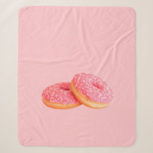 ZWEI ERDBEER-DONUTS MIT STREUSELN SHERPADECKE