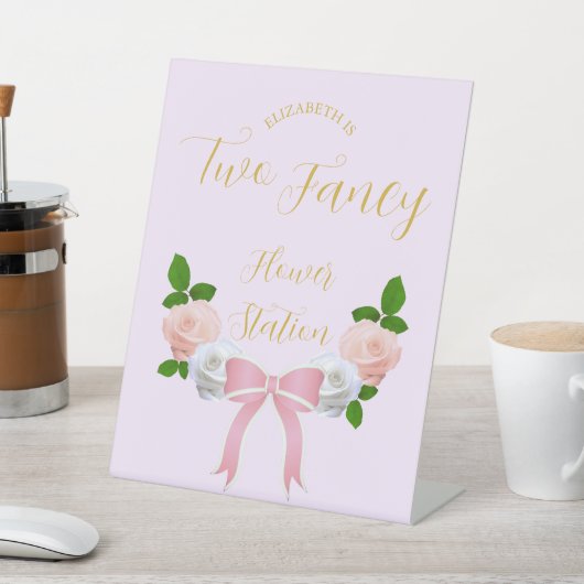 Zwei Extravagante Bow Floral Geburtstag Sockelschild (In SItu)