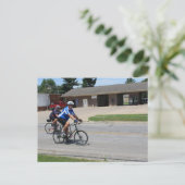 Zwei Fahrradfahrer in Burlington, Iowa Postkarte (Stehend Vorderseite)