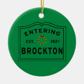 Zwei Farben, Brockton, MA Holiday Wreath Keramik Ornament (Vorne)