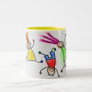 Zwei farbige Tasse mit Cartoon-Kinderdesign.