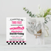 Zwei Fast Girl 2. Geburtstag Party Einladung (Stehend Vorderseite)