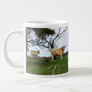 Zwei Fawn Highland Kühe in Friedlichen Landgebiete Jumbo-Tasse