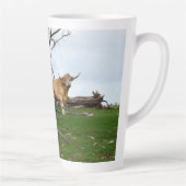 Zwei Fawn Highland Kühe in Friedlichen Landgebiete Milchtasse (Rechts)