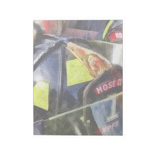 Zwei Feuer-Sturzhelme und die Jacke des Notizblock