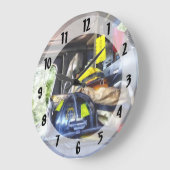 Zwei Feuerwehrhelme im Inneren eines Feuerwehrwage Große Wanduhr (Winkel)