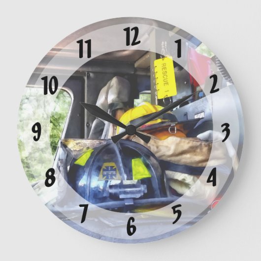 Zwei Feuerwehrhelme im Inneren eines Feuerwehrwage Große Wanduhr (Vorderseite)