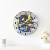 Zwei Feuerwehrhelme im Inneren eines Feuerwehrwage Große Wanduhr (Zuhause)