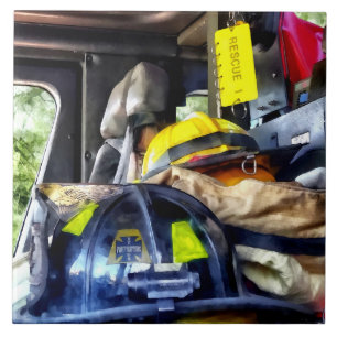 Zwei Feuerwehrhelme in einem Feuerwehrfahrzeug Fliese