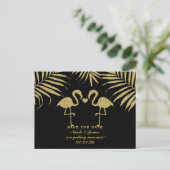 Zwei Flamingos Liebe Black & Gold Save the Date Ca Ankündigungspostkarte (Stehend Vorderseite)