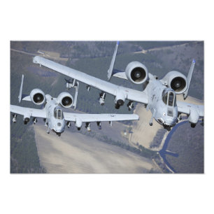 Zwei Flugzeuge A-10C Thunderbolt II fliegen in Fotodruck