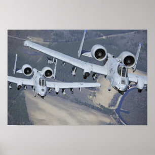 Zwei Flugzeuge A-10C Thunderbolt II fliegen in Poster