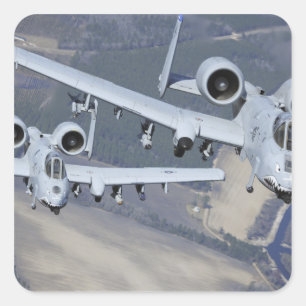 Zwei Flugzeuge A-10C Thunderbolt II fliegen in Quadratischer Aufkleber