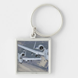 Zwei Flugzeuge A-10C Thunderbolt II fliegen in Schlüsselanhänger