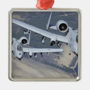 Zwei Flugzeuge A-10C Thunderbolt II fliegen in Silbernes Ornament