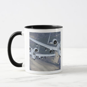 Zwei Flugzeuge A-10C Thunderbolt II fliegen in Tasse