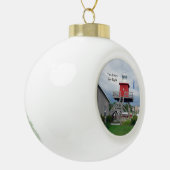 Zwei Flüsse Pier Leichte Schneeflocke oder Ballsch Keramik Kugel-Ornament (Links)