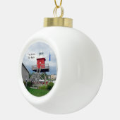 Zwei Flüsse Pier Leichte Schneeflocke oder Ballsch Keramik Kugel-Ornament (Rechts)