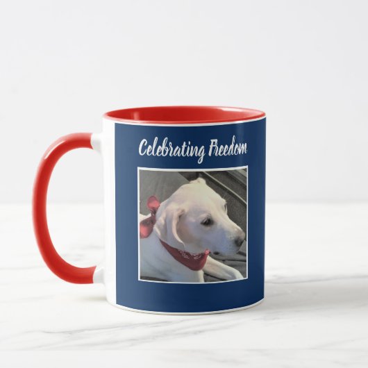Zwei Fotos 4. Juli Red White Blue Niedlich Dog Tasse (Links)