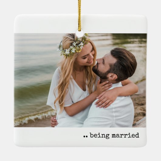 Zwei Fotos Glück ist Verheiratet Minimalistisch Keramikornament (Rückseite)