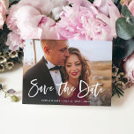 Zwei Fotos | Lässiges Skript Save the Date Ankündigungspostkarte<br><div class="desc">Diese moderne und elegante Save the Date Postcard verfügt über zwei Ihrer beliebtesten persönlichen Fotos mit lässiger,  handgeschriebener Schrift. Auf der Rückseite befindet sich ein zweites Foto mit einem durchsichtigen Overlay,  und weitere Details und Informationen zur Hochzeit. Ein schlichtes und modernes Design,  das perfekt zu Ihrem Stil passt!</div>