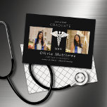 Zwei Fotos Pflege der Schwarz-weißen MSN-Insignien<br><div class="desc">Diese beruflichen 5" x 7" Master of Science in Nursing-Ankündigungen verfügen über ein weißes medizinisches Insignien (Caduceus Rod-of-Asclepius) auf schwarzem Hintergrund in der Mitte mit Platzhaltern für zwei Ihrer liebsten Fotos auf schwarzem Hintergrund mit weißer Schrift.</div>