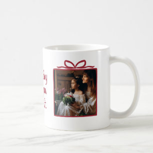 Zwei Fotos rote Geschenkbox und Schleifenrahmen Kaffeetasse