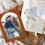 Zwei Fotos Terracotta Save the Date Postkartenskri Postkarte<br><div class="desc">Hochzeit Speichern Sie die Date Terracotta Boho Karten,  die ein Foto auf der Vorder-und Rückseite haben. Die Save the Date-Karten enthalten eine moderne,  handgeschriebene,  kursive Schriftzeichen-Typografie,  die elegant,  einfach und modern nach einem einfachen Hochzeitstag-Fest zu verwenden sind.</div>