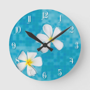 Zwei Frangipani-Blumen in einem blauen Wasser Runde Wanduhr