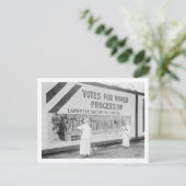 Zwei Frauen bereiten 1914 ein Poster vor Postkarte (Stehend Vorderseite)