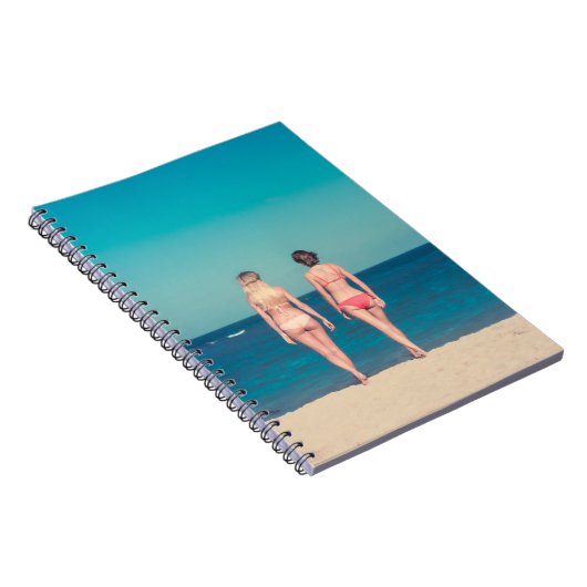 ZWEI FRAUEN, DIE KÜRZLICH BIKINI STEHEND TRAGEN NOTIZBLOCK (Rechte Seite)