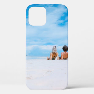 Zwei Frauen liegen auf weißem Sand und liegen dire Case-Mate iPhone Hülle