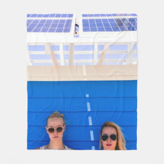 Zwei Frauen machen Selbstfotografie Fleecedecke (Vorderseite)