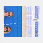 Zwei Frauen machen Selbstfotografie Fleecedecke (Vorderseite (Horizontal))