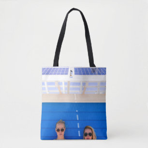 Zwei Frauen machen Selbstfotografie Tasche