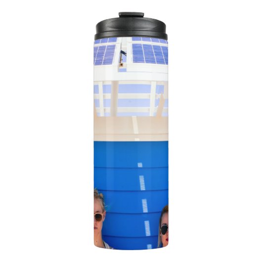 Zwei Frauen machen Selbstfotografie Thermosbecher (Vorderseite)