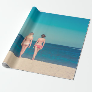 ZWEI FRAUEN MIT BIKINI STEHEN AM UFER GESCHENKPAPIER