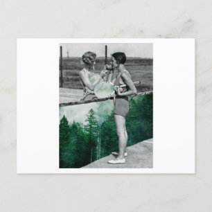 Zwei Frauen spielen Tennis und rauchen. Collage-Ku Postkarte