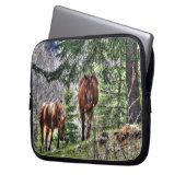 Zwei Freunde des Pferdes, Mare und Hengst im Wald Laptopschutzhülle (Vorderseite Links)