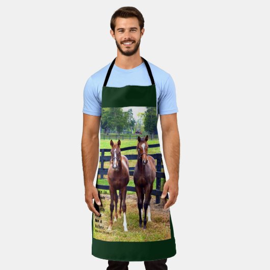 Zwei Freunde mit Sprichwörtern 18:24 Schürze (Getragen)