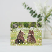 Zwei Freunde tragen Postkarte (Stehend Vorderseite)